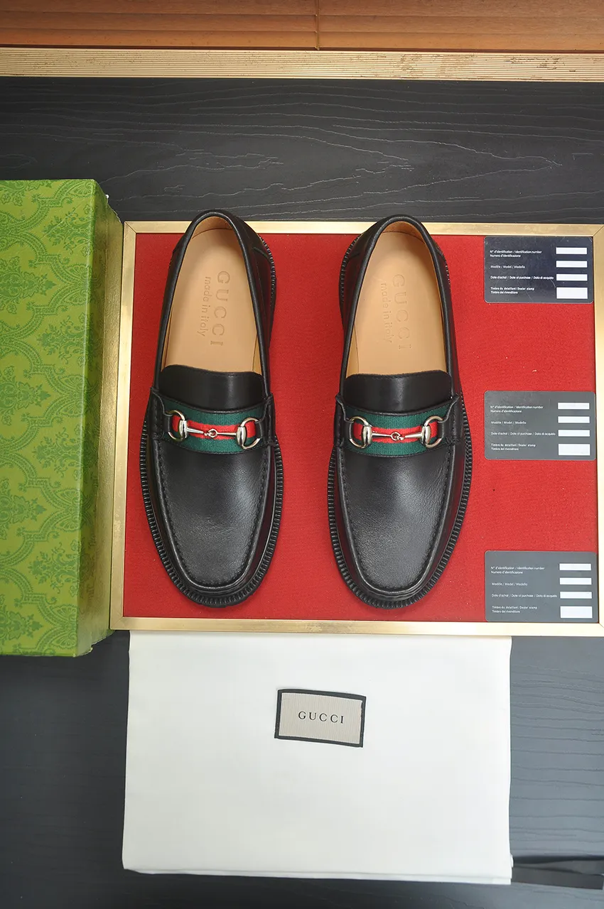 Men's shoes💰560💶Italy's top luxury men's shoe giant (GUCCI) (Gucci) (full cowhide lining) new arrival🍃Original European style🔰 Pleasant to the eye😍In order to make the shoes more durable and non-deformable🌀The production continues to follow traditional methods but there is still no lack of innovation💪Choose original sheepskin for the leather♻️ Smooth and natural And extra bright ⭐Made of imported cowhide, the first choice of rich people 38-45 (45 customized)